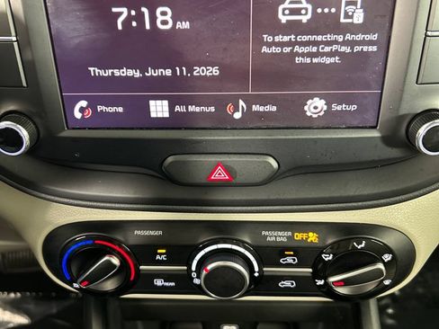 Used 2025 Kia Soul LX w/ LX Technology Package FWD image 14