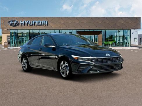 Used 2025 Hyundai Elantra Sport image 11