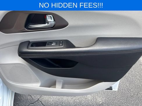 Used 2018 Chrysler Pacifica L FWD image 13