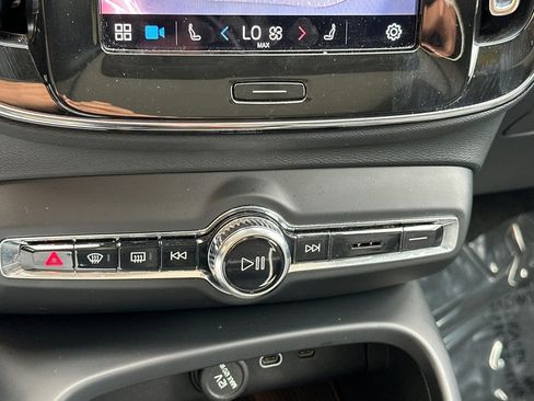 Used 2024 Volvo XC40 B5 Core image 21