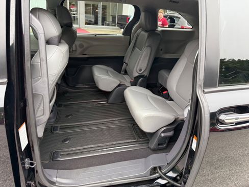 Used 2023 Toyota Sienna XLE image 11