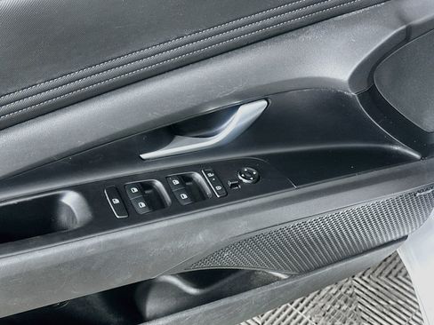 Used 2025 Hyundai Elantra Limited FWD image 15