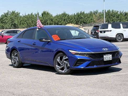 Used 2025 Hyundai Elantra Sport FWD image 2