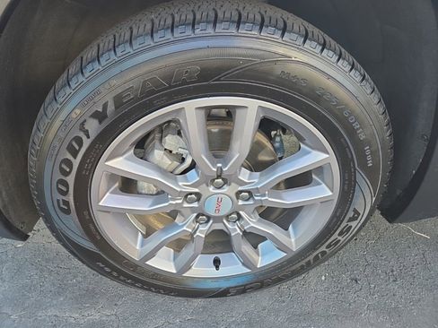 Used 2024 GMC Terrain SLT image 4