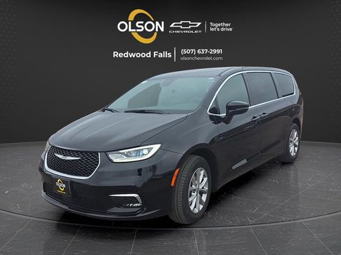 Used 2025 Chrysler Pacifica Select AWD/4WD image 1