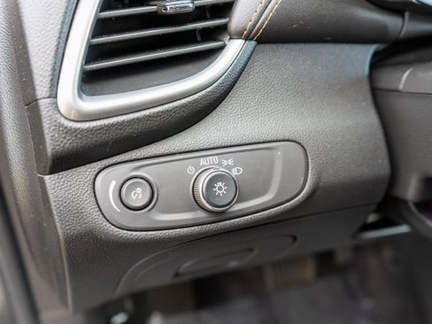 Used 2022 Chevrolet Trax LT w/ LT Convenience Package image 21