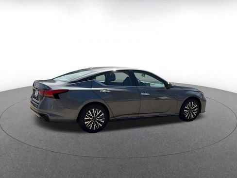 Used 2025 Nissan Altima 2.5 SV FWD image 15