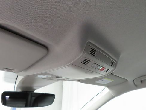 Used 2022 Volkswagen Tiguan SE image 19