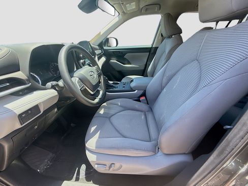 Used 2023 Toyota Highlander L FWD image 18