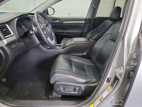 Used 2018 Toyota Highlander XLE AWD/4WD image 12