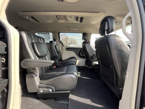 Used 2011 Chrysler Town & Country Touring-L w/ Entertainment Group #2 FWD image 11
