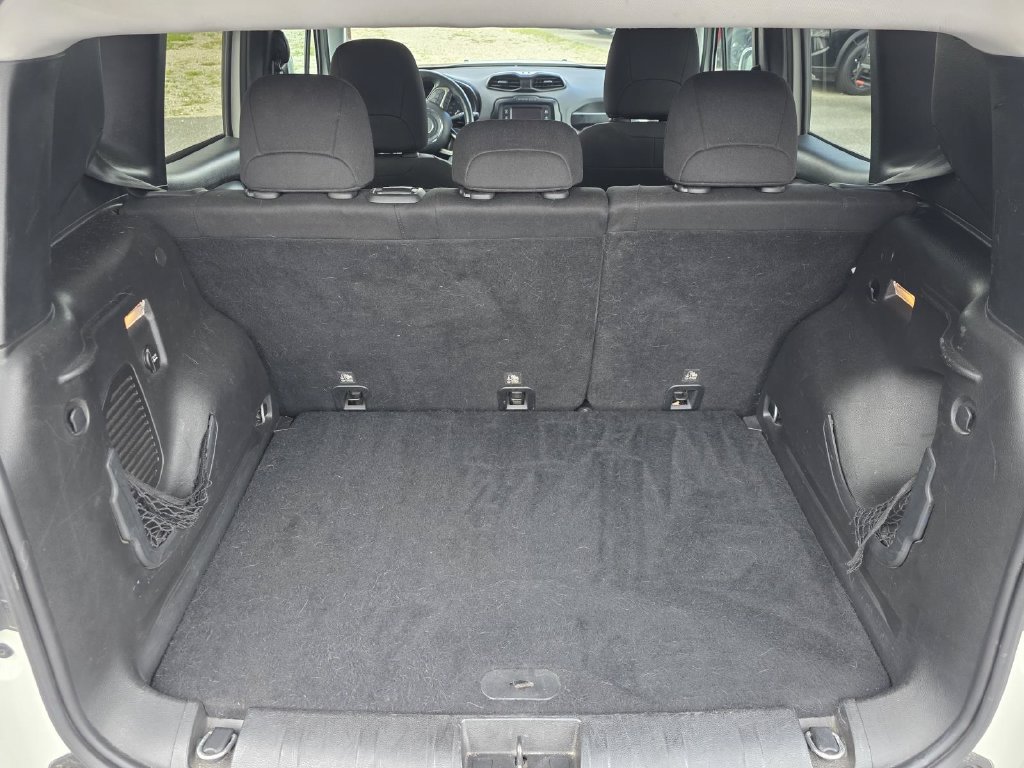 Used 2017 Jeep Renegade Latitude FWD image 9