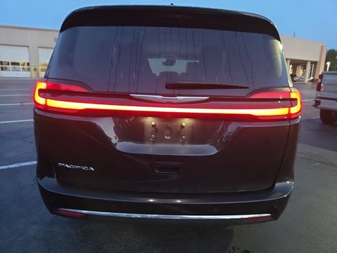 Used 2023 Chrysler Pacifica Touring-L FWD image 5