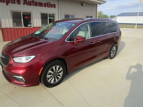 Used 2021 Chrysler Pacifica Touring-L image 3