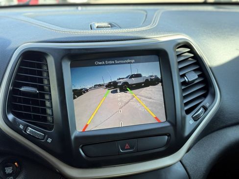 Used 2017 Jeep Cherokee Limited FWD image 4