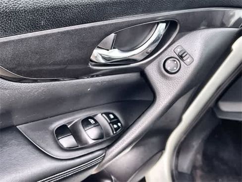 Used 2017 Nissan Rogue S image 29