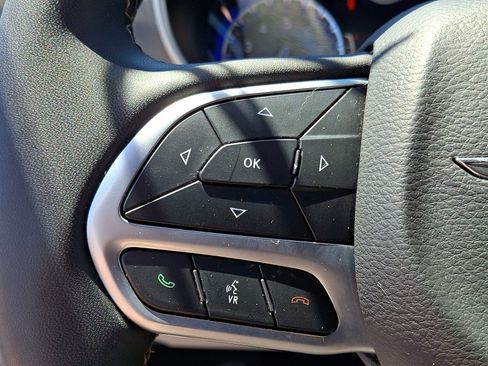 Used 2024 Chrysler Pacifica Touring-L FWD image 22