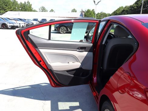 Used 2017 Hyundai Elantra SE FWD image 31