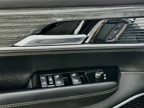 Used 2022 Jeep Wagoneer Series III w/ Premium Group I AWD/4WD image 22
