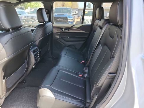 New 2024 Jeep Grand Cherokee Limited w/ Black Appearance Package image 15