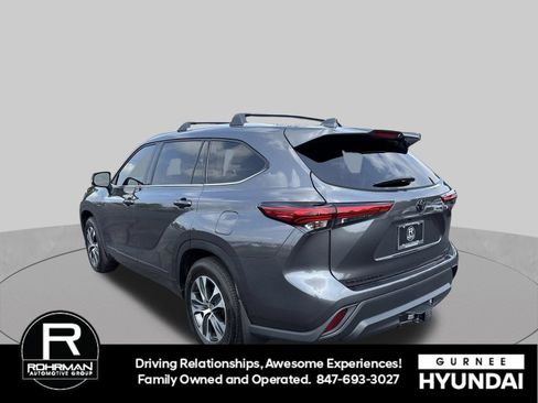 Used 2022 Toyota Highlander XLE AWD/4WD image 7