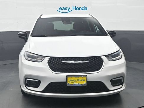 Used 2025 Chrysler Pacifica Select FWD image 2