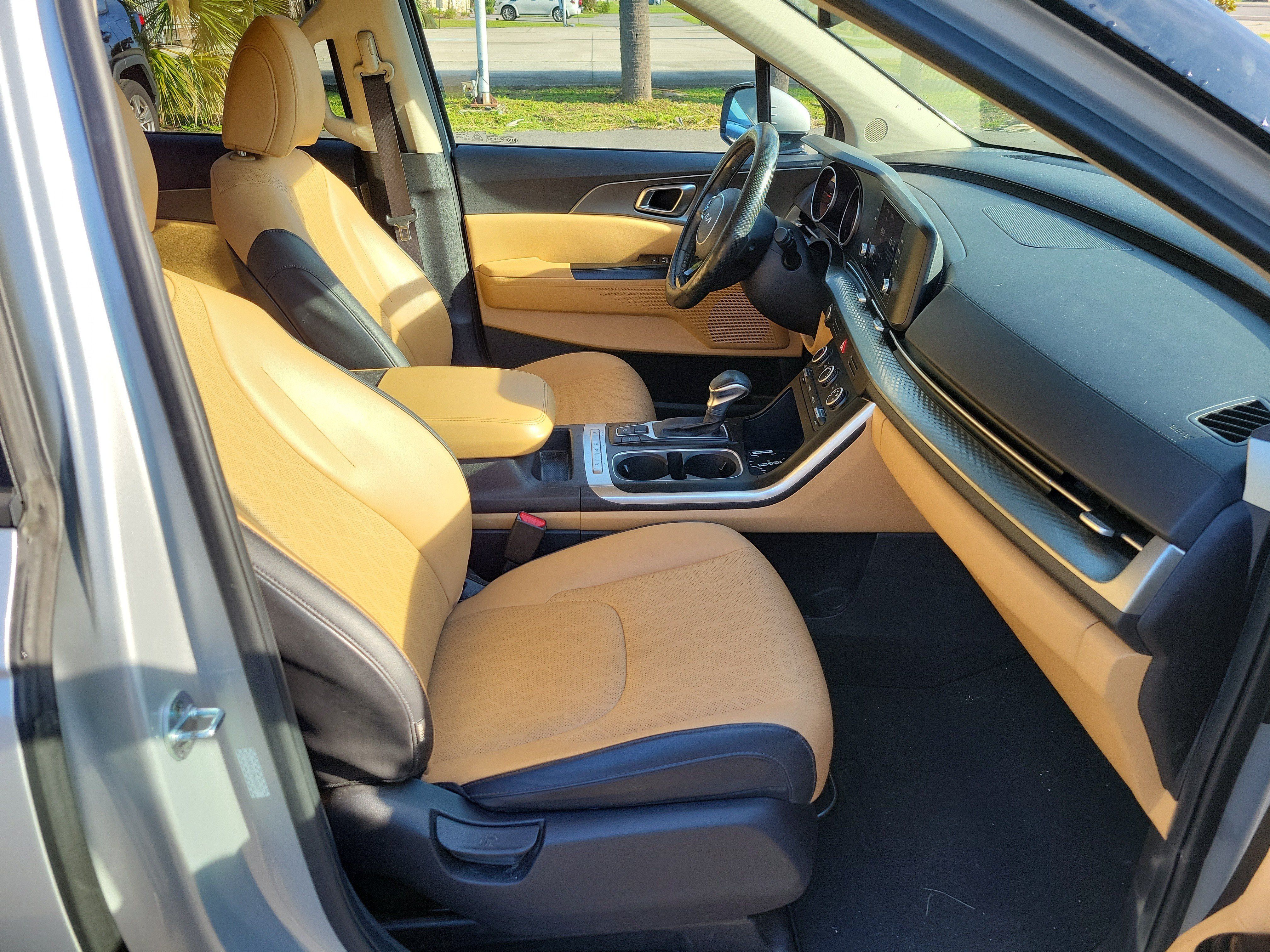 Used 2022 Kia Carnival LX FWD image 7