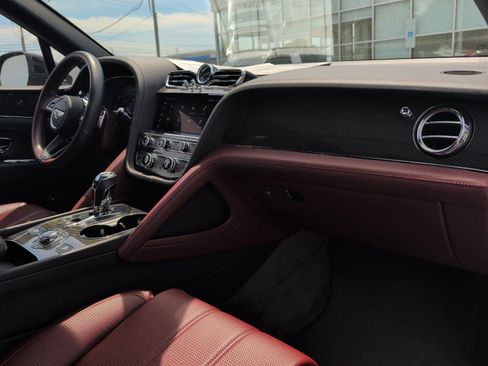 Used 2022 Bentley Bentayga AWD/4WD image 2