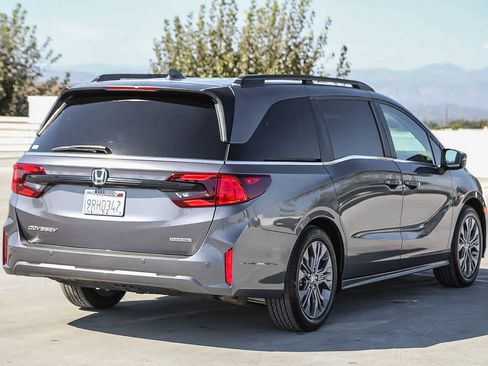 Used 2025 Honda Odyssey Touring image 5