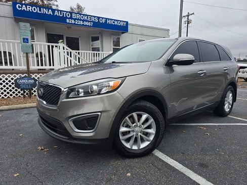 Used 2017 Kia Sorento L image 2