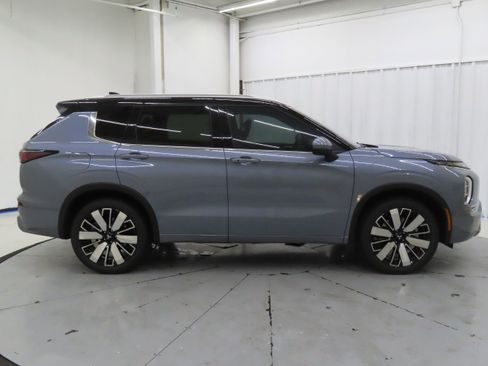 New 2025 Mitsubishi Outlander SEL image 2