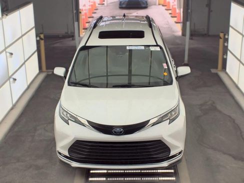 Used 2022 Toyota Sienna XLE w/ XLE Plus Package FWD image 3