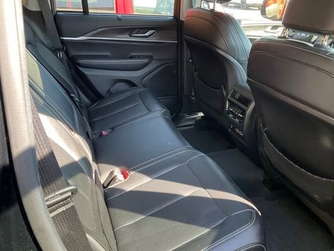 Used 2023 Jeep Grand Cherokee Limited w/ Luxury Tech Group II image 8