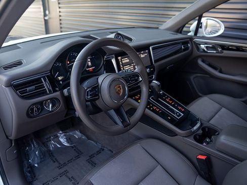 Used 2023 Porsche Macan AWD/4WD image 4