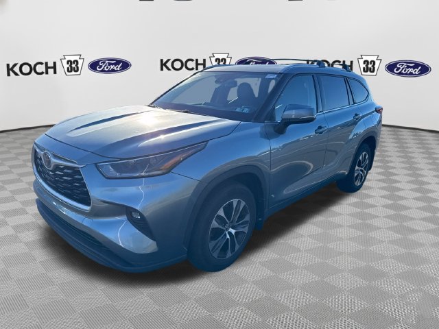 Used 2021 Toyota Highlander XLE AWD/4WD image 3