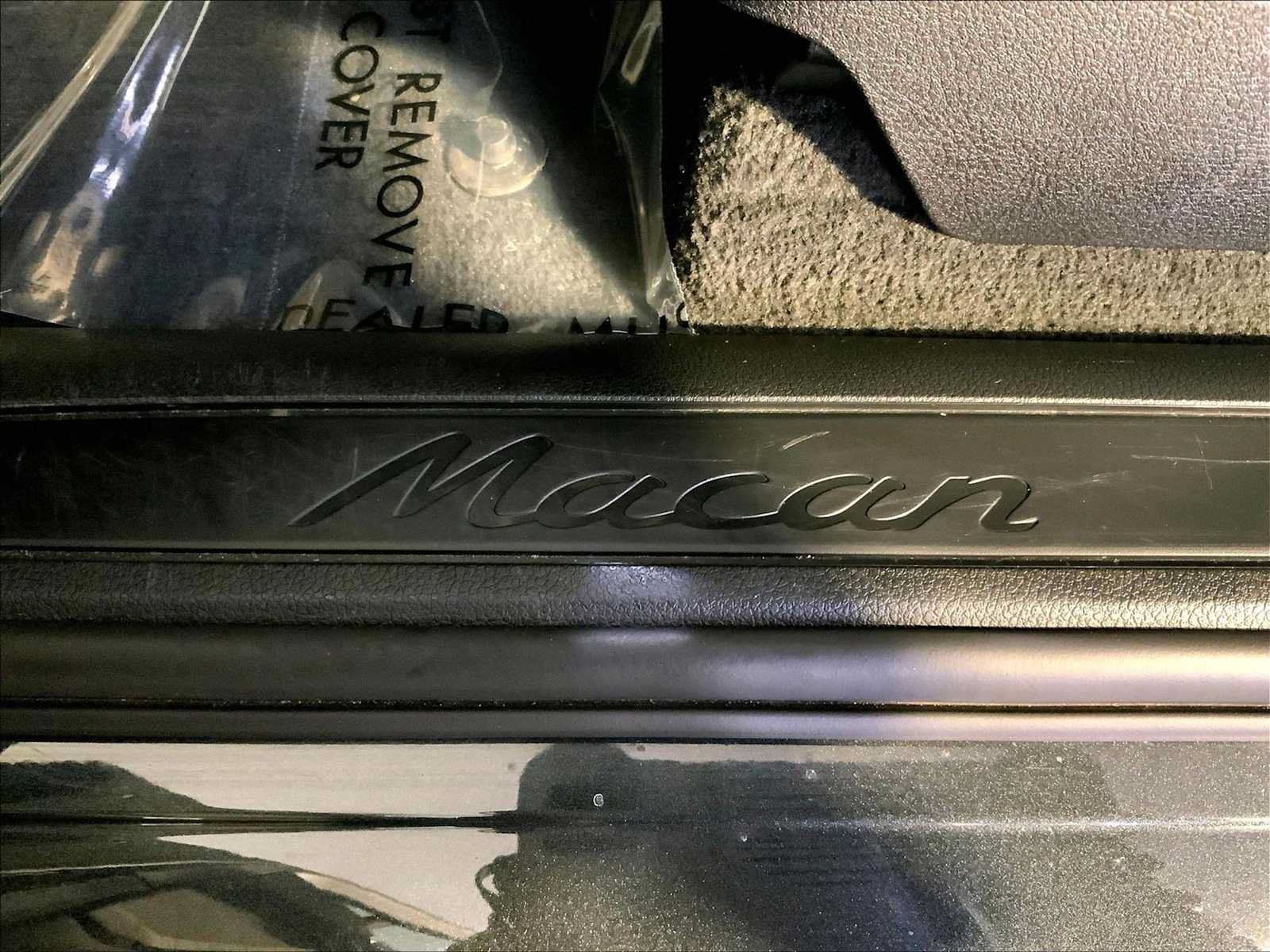 Certified 2024 Porsche Macan AWD/4WD image 19