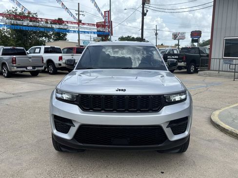 Used 2024 Jeep Grand Cherokee Altitude RWD image 2