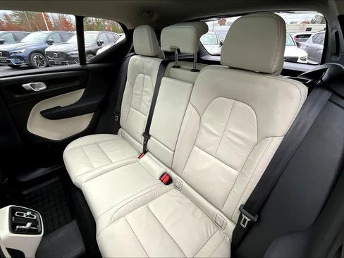 Certified 2023 Volvo XC40 B5 Ultimate w/ Protection Package Premier image 19