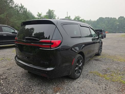 Used 2021 Chrysler Pacifica Limited w/ Uconnect Theater Family Group AWD/4WD image 3