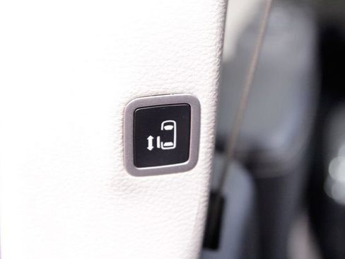 Used 2024 Chrysler Pacifica Touring-L image 19