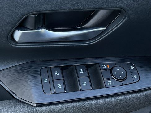 Used 2025 Nissan Kicks SV image 12