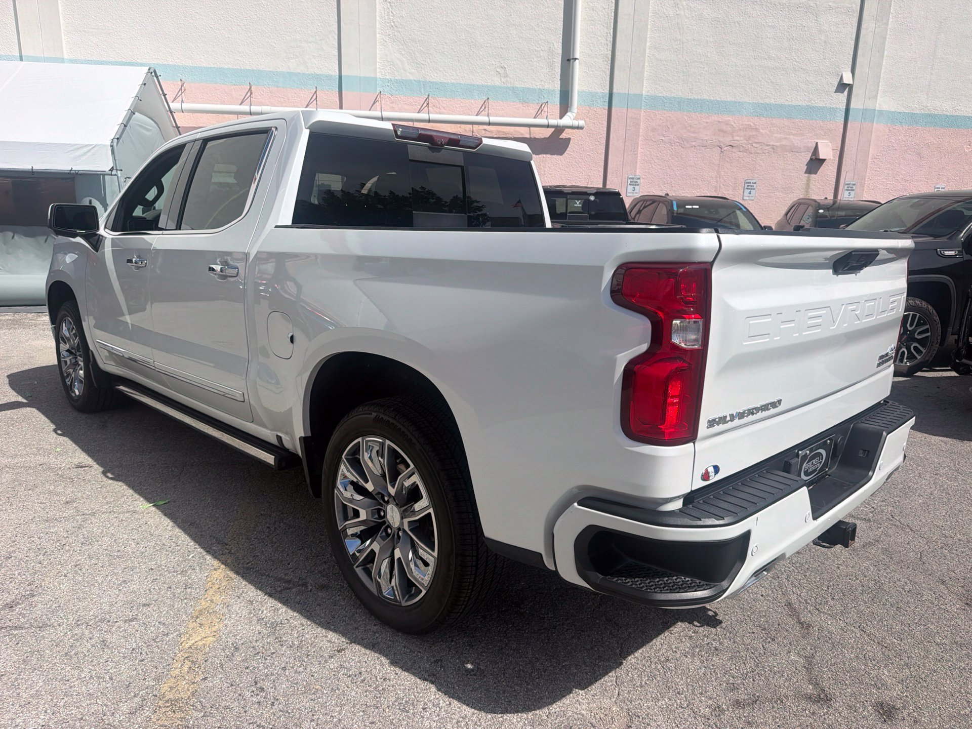 Used 2023 Chevrolet Silverado 1500 High Country w/ Technology Package AWD/4WD image 2