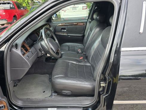 Used 2002 Lincoln Town Car Executive RWD image 8