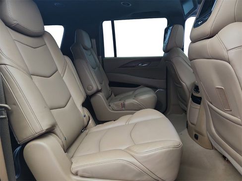 Used 2017 Cadillac Escalade ESV Platinum image 30