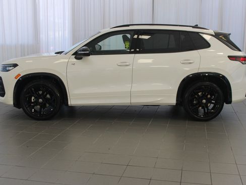 New 2026 Volkswagen Tiguan SE R-Line image 2