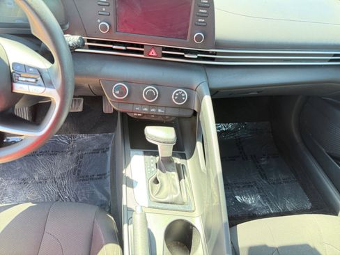 Used 2024 Hyundai Elantra SE image 15