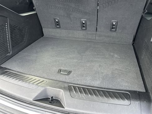 Used 2021 GMC Yukon XL SLT w/ SLT Premium Package image 15