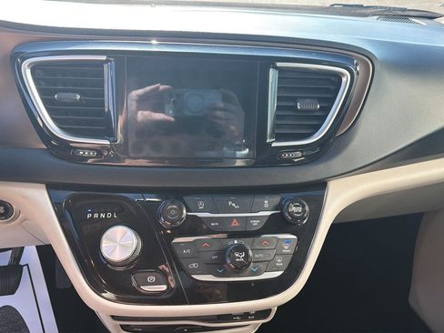 Used 2018 Chrysler Pacifica Touring-L Plus w/ Tire & Wheel Group image 13