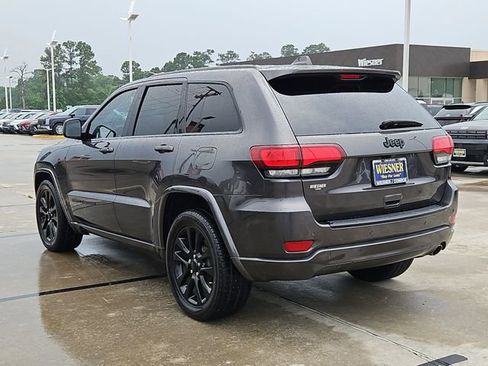 Used 2018 Jeep Grand Cherokee Altitude RWD image 7