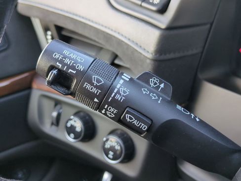 Used 2020 Cadillac Escalade Premium Luxury image 27